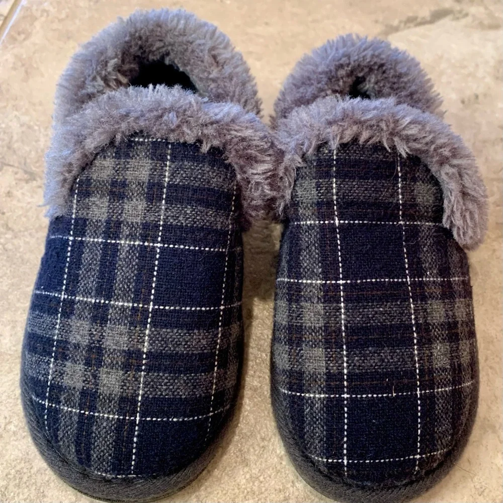 Boys “old man” Plaid fur slippers size 7-8
